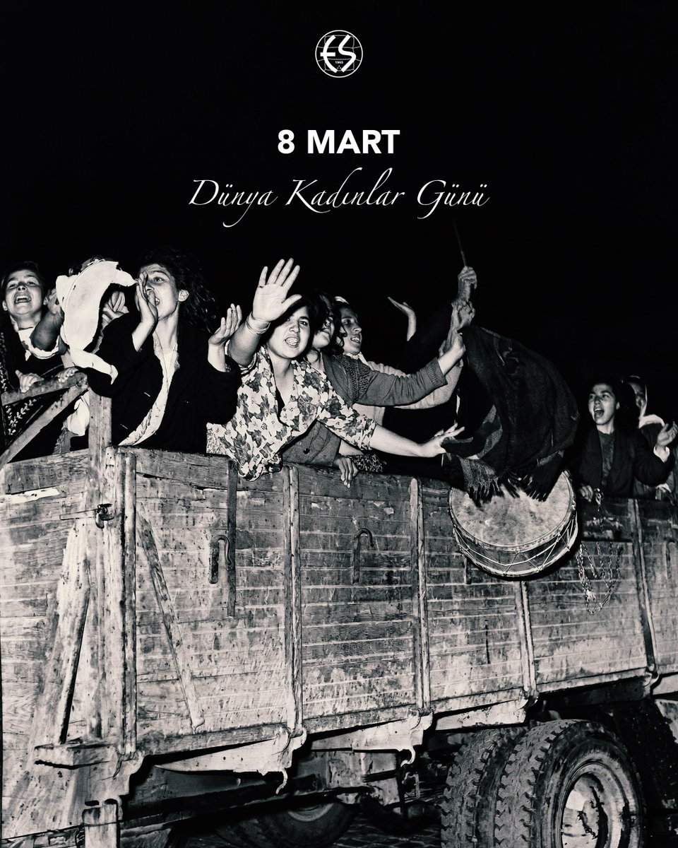 Birbirlerinden habersiz maça giderken deplasman otobüsünde eşiyle karşılaşan Feriha Çekiç’ten, o meşhur minderiyle kapalının soluna demir atan Emine Yüceyıldız’a… 

Hayatın her alanında emeği, sevgisi ve mücadelesiyle iz bırakan tüm kadınların 8 Mart Dünya Kadınlar Günü kutlu