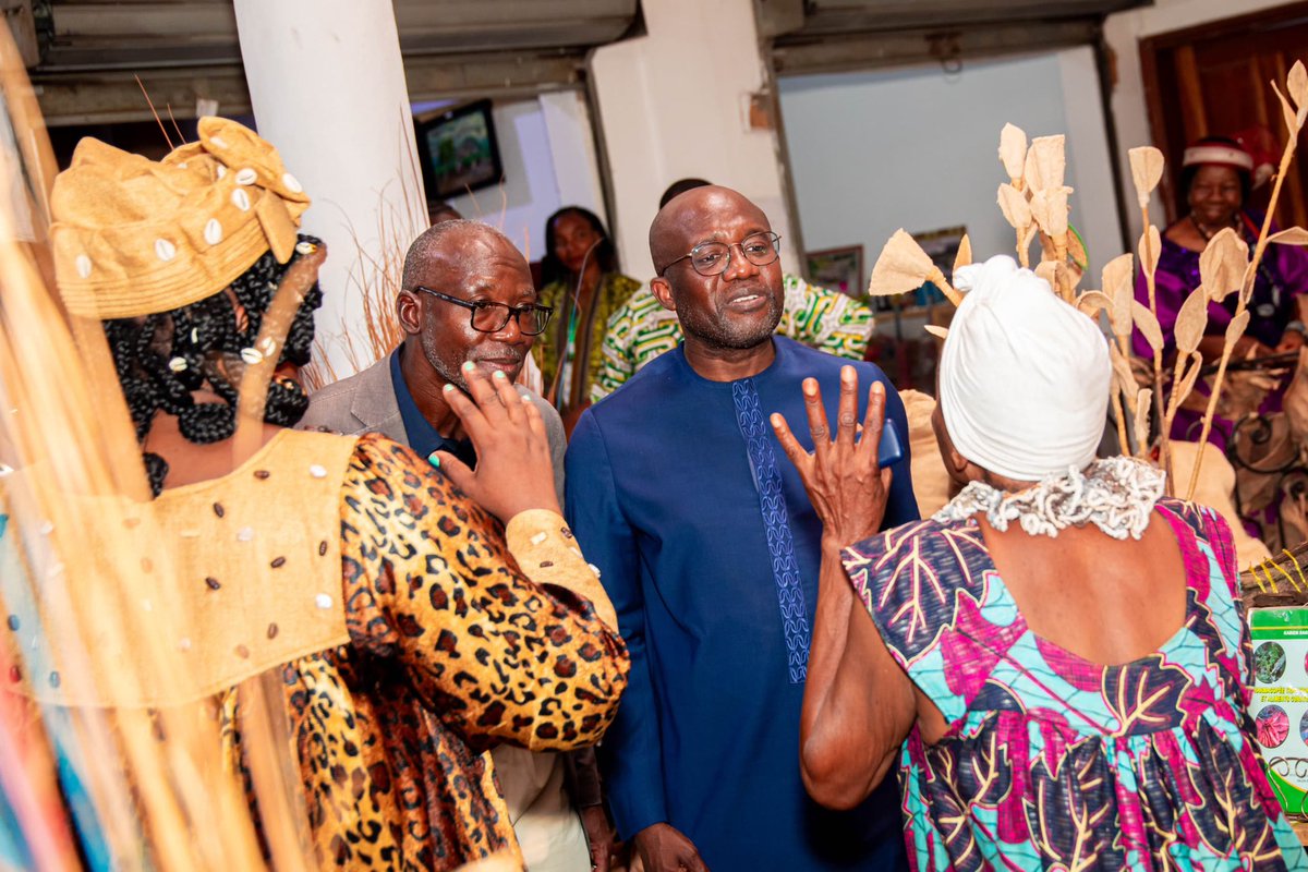 RefugeesCmr's tweet image. In Cameroon’s East 🇨🇲, UNHCR delegation led by Regional Director @GnonKond &amp;amp; @UN_Cameroon Resident Coordinator @IssaSanogoUN met refugee groups &amp;amp; attended the artisanal fair showcasing refugee made products

A celebration of self‑reliance, inclusion &amp;amp; local talent.

#WithRefugees