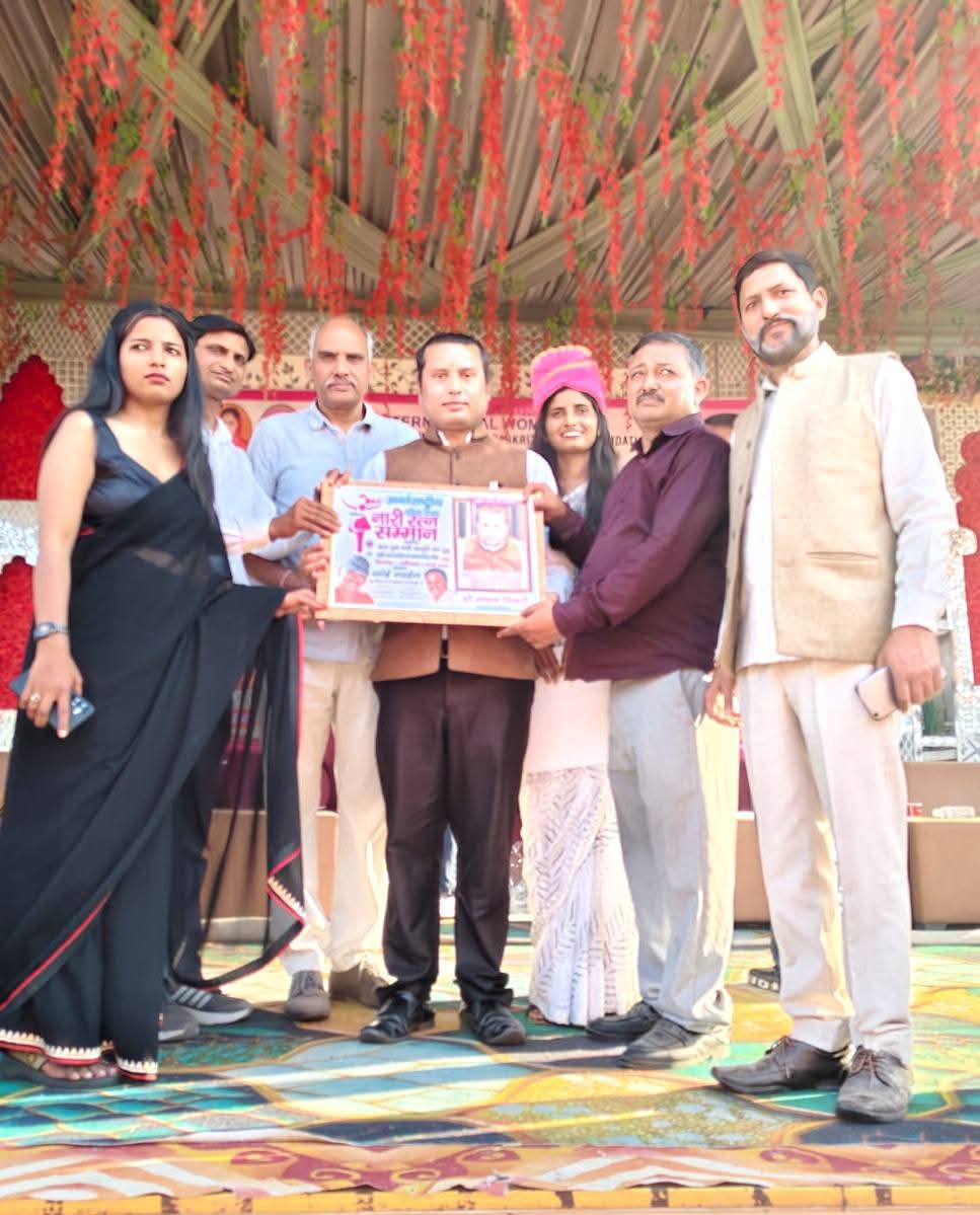 SocialMTiwari's tweet photo. फरीदाबाद के सेक्टर-12 निवासी एवं प्रसिद्ध समाजसेवी डॉ. मोहन तिवारी को दिल्ली में आयोजित अंतरराष्ट्रीय महिला दिवस के अवसर पर “राष्ट्रीय गौरव रत्न सम्मान 2026” से सम्मानित किया गया।
यह सम्मान उन्हें समाज सेवा और सामाजिक सरोकारों में उनके महत्वपूर्ण योगदान के लिए  प्रदान किया गया। https://t.co/fuguUUIe9S