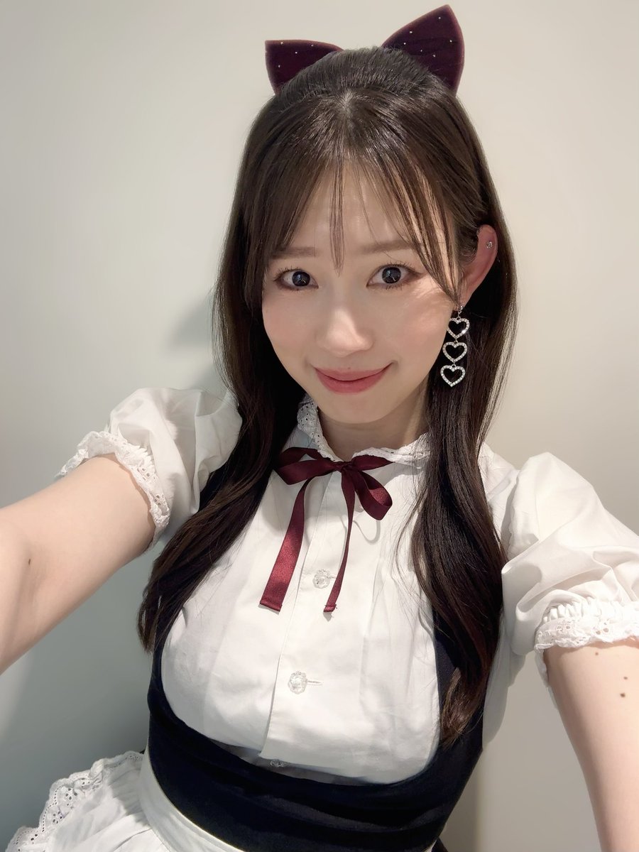 Kaede7_Honey2's tweet photo. 20年前オープニングスタッフとしてHoneyHoneyのメイドとなり、卒業して8年も経つのに今もなお素敵な思い出をプレゼントし続けてくださるハニハニには感謝しかありません
もちろん、その中にご主人さまお嬢さまも含まれております🫶🏻

ハニハニ20周年記念ライブ、皆さま本当にありがとうございました🐝🤍 https://t.co/mCDA6qZ57R