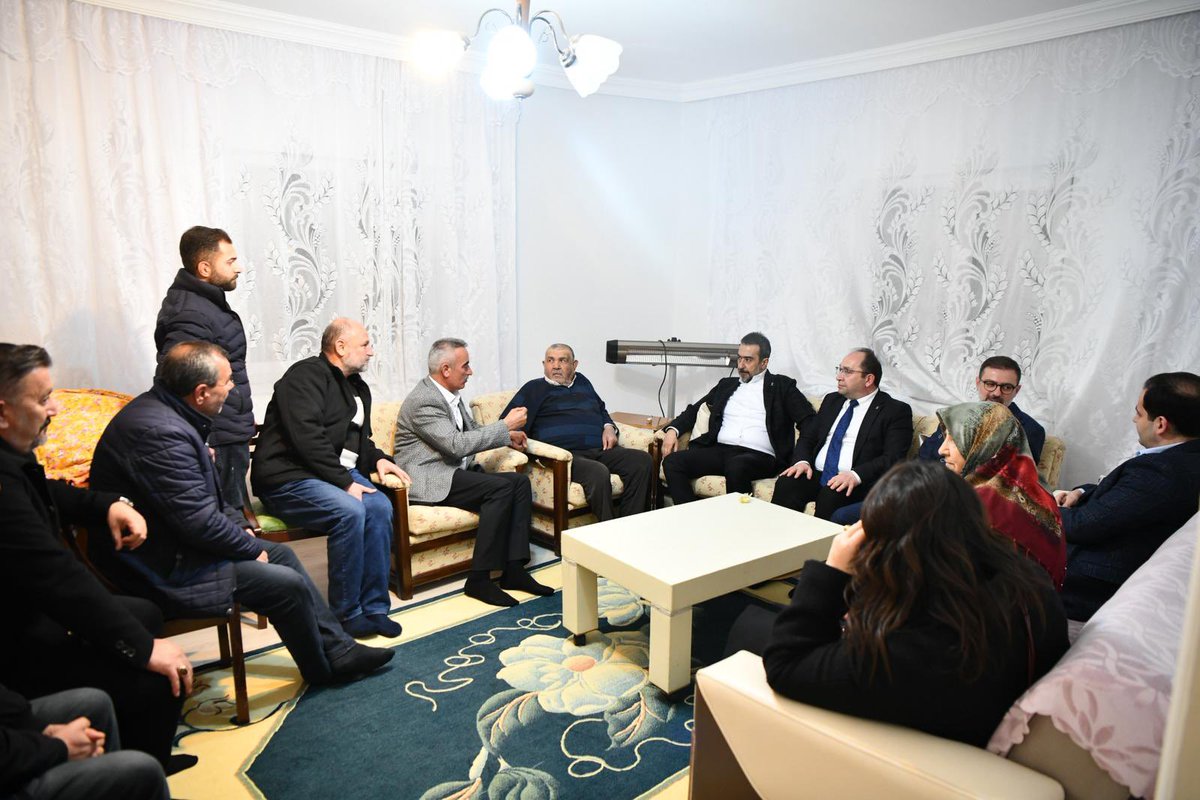 AkpartiAnkara's tweet photo. 📍 Evren

İl Başkanımız Sn. @hakanhanozcan, Özçelik ailesini ziyaret etti. Genel Başkanımız ve Cumhurbaşkanımız Sn. @RTErdogan’ın selamlarını ileterek, mübarek Ramazan aylarını tebrik etti.

#MilletimizleİnancımızBir
#SevdamızdaBüyükDavamızda https://t.co/eF1s6Hrdrk