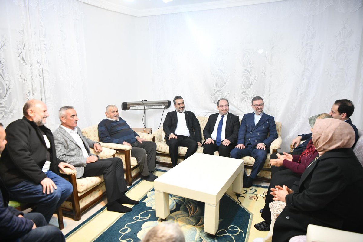 AkpartiAnkara's tweet photo. 📍 Evren

İl Başkanımız Sn. @hakanhanozcan, Özçelik ailesini ziyaret etti. Genel Başkanımız ve Cumhurbaşkanımız Sn. @RTErdogan’ın selamlarını ileterek, mübarek Ramazan aylarını tebrik etti.

#MilletimizleİnancımızBir
#SevdamızdaBüyükDavamızda https://t.co/eF1s6Hrdrk
