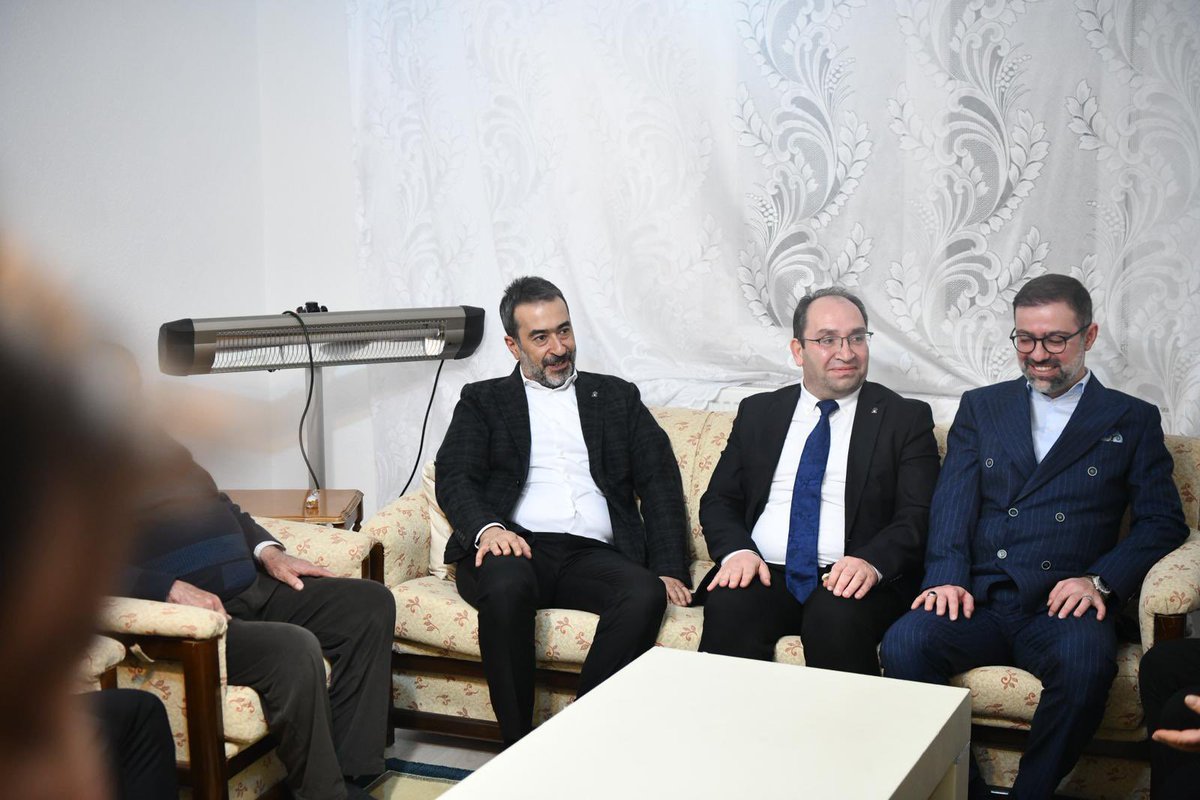 AkpartiAnkara's tweet photo. 📍 Evren

İl Başkanımız Sn. @hakanhanozcan, Özçelik ailesini ziyaret etti. Genel Başkanımız ve Cumhurbaşkanımız Sn. @RTErdogan’ın selamlarını ileterek, mübarek Ramazan aylarını tebrik etti.

#MilletimizleİnancımızBir
#SevdamızdaBüyükDavamızda https://t.co/eF1s6Hrdrk