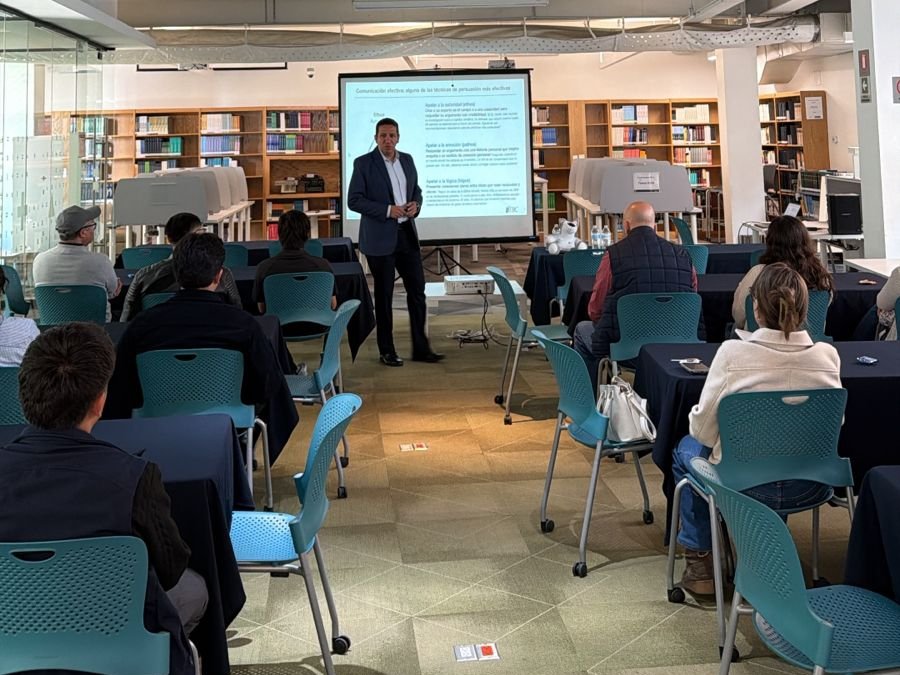 amadomiranda's tweet photo. La educación es el camino para una sociedad más solidaria y empática. Hoy tocó compartir cómo la educación es una opción de valor para la vida de los jóvenes. #somosdocentes #somosEBC @LaEBC https://t.co/A9sRxVzOH2