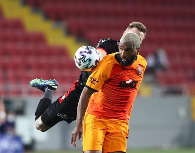 Bu gol iptal edilerek averajla şampiyon yapılan Sergen Yalçın hiç utanmadan sıkılmadan hakem diyor. Biraz utanma olur insanda.