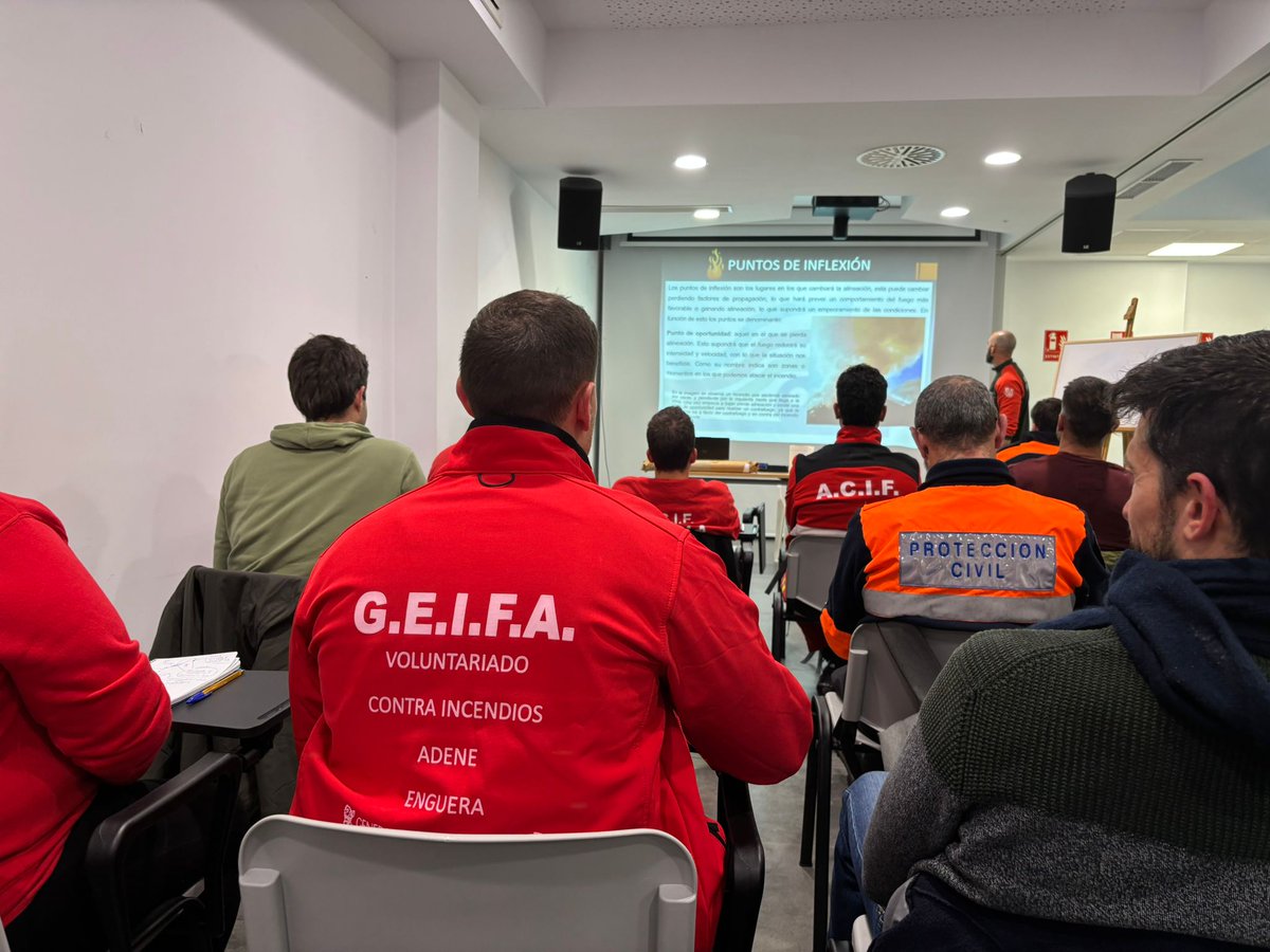AdeneGeifa's tweet photo. https://t.co/s9GlvALAJS .Hoy uno de nuestros voluntarios  ha comenzado  el curso en materia de Extinción y seguridad en incendios forestales en Ayora .El grupo ha realizado unas prácticas sobre seguridad  , colaborando también en la extracción de un vehículo atrapado en el barro. https://t.co/gGA6MdW7i2