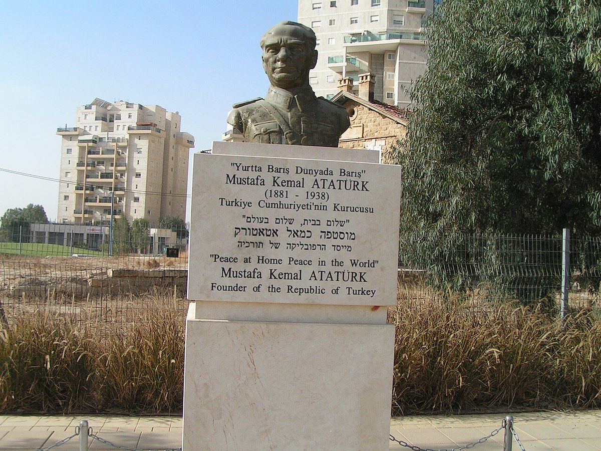 unfrancoturc69's tweet photo. Pourquoi Mustafa Kemal Atatürk est le seul dirigeant à avoir 2 bustes à son effigie en Israël ?

📍Beer-Sheva 🇮🇱
📍Yehud-Monosson 🇮🇱 https://t.co/9QDUo1hGeh