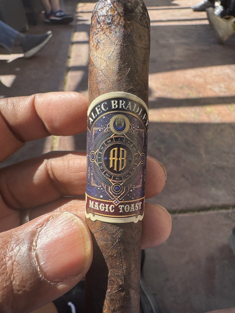 rizza6453's tweet photo. Nothing like a "Magic Toast" under the stars. ๐ This @AlecBradley blend is hitting perfectly this afternoon at Stag. Love the deep cocoa and earthy notes from that dark Honduran wrapper. ๐จ๐
#CigarLife #AlecBradley #MagicToast #StagLounge #SOTL #BOTL @JimLovesMB https://t.co/btGtcCzLYQ