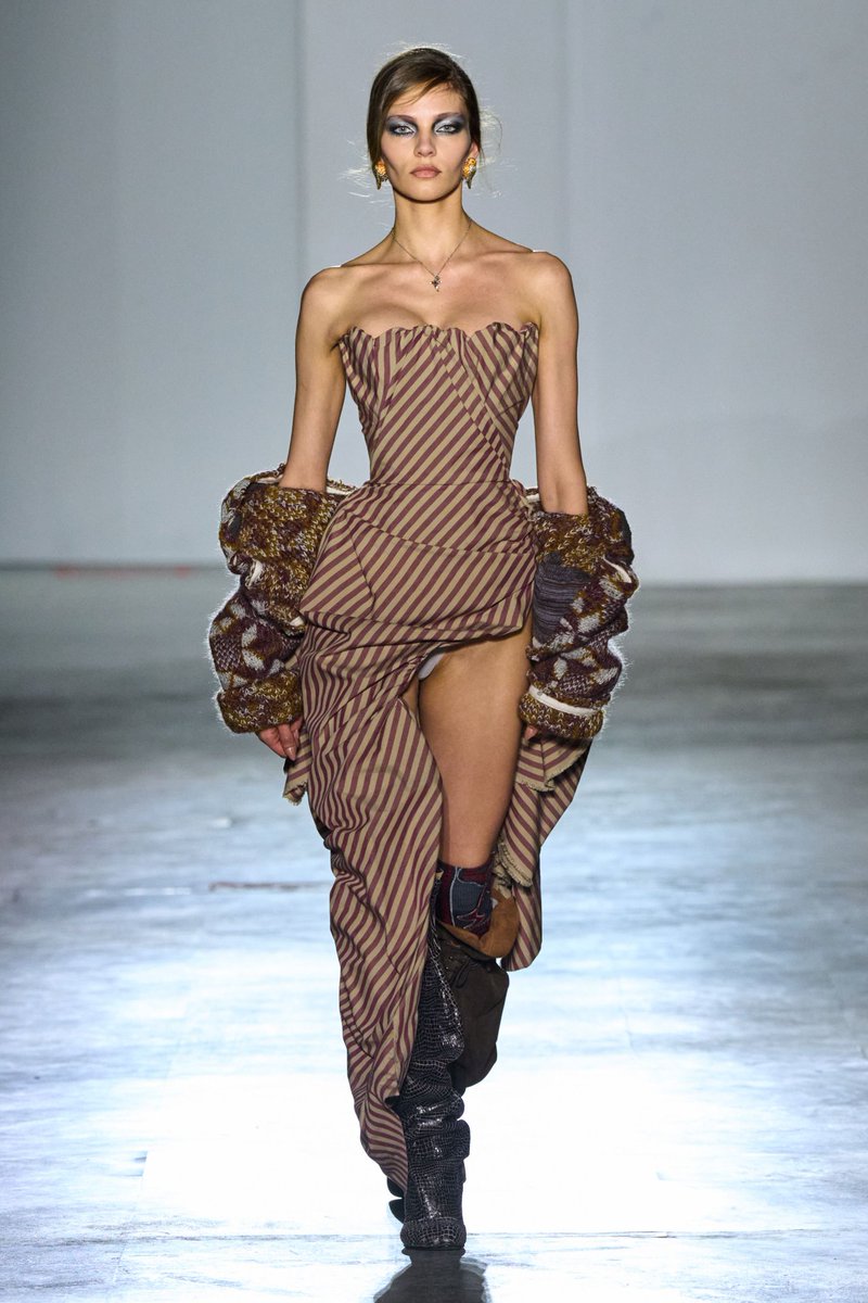 Sabes que efectivamente el corset va a acorsetar cuando dice Westwood en la etiqueta.