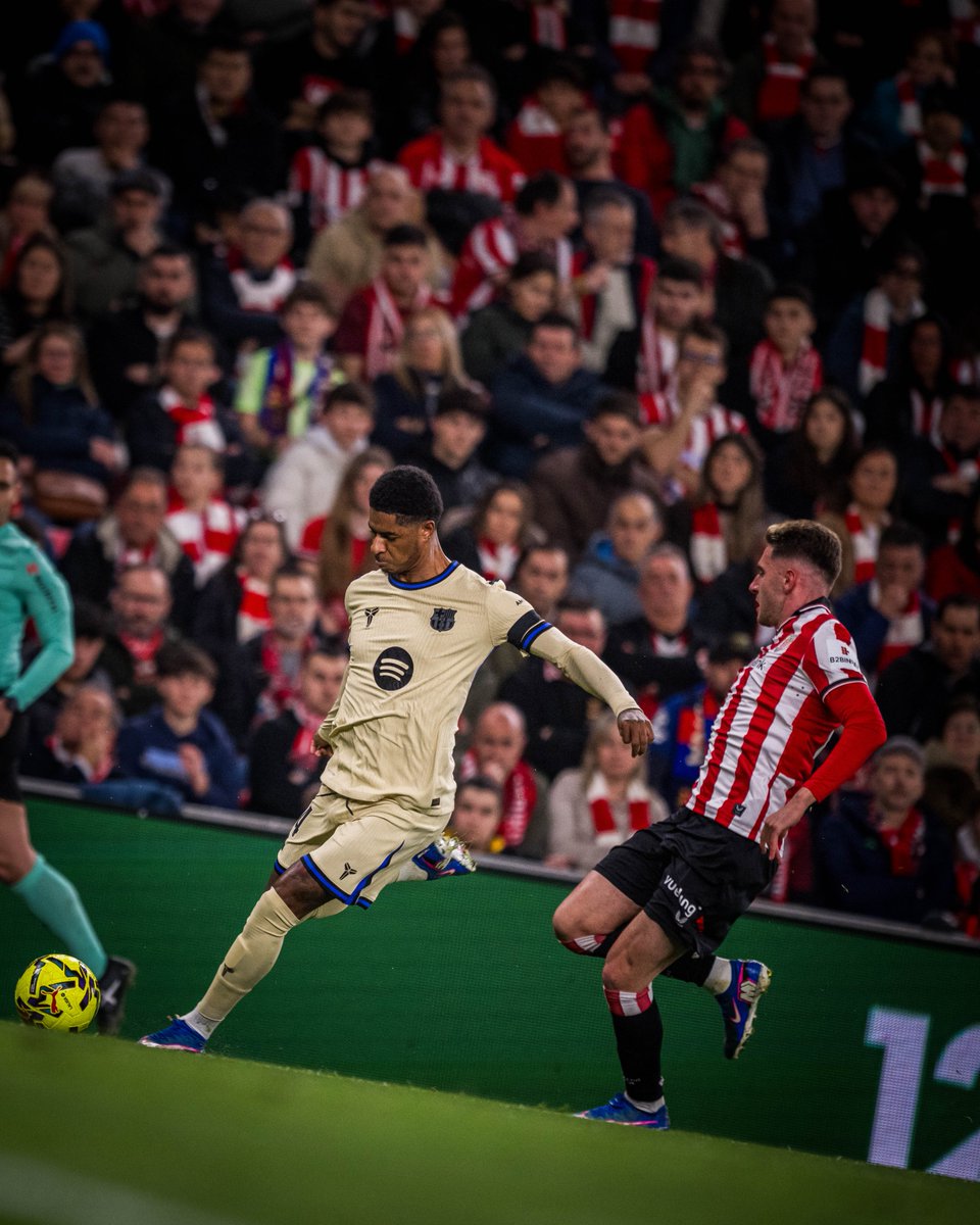 47' C'est reparti, avec Pedri qui remplace Bernal. Marcus Rashford oblige Unai Simon à la parade sur une frappe puissante du droit (0-0) #AthleticBarça