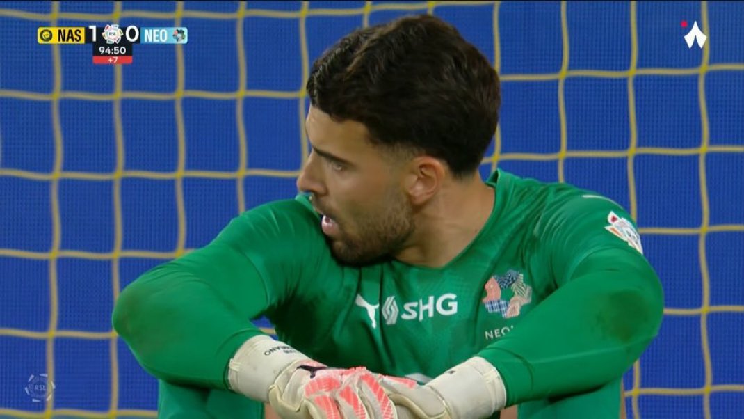 اتنفس صياحك والله💛💛💛💛💛💛💛
حارس زي الزباله وتدخل عليه كرات بالهبل 
اليوم قرر يقلب شي ثاني
نشوفك بكرا وش تسوي