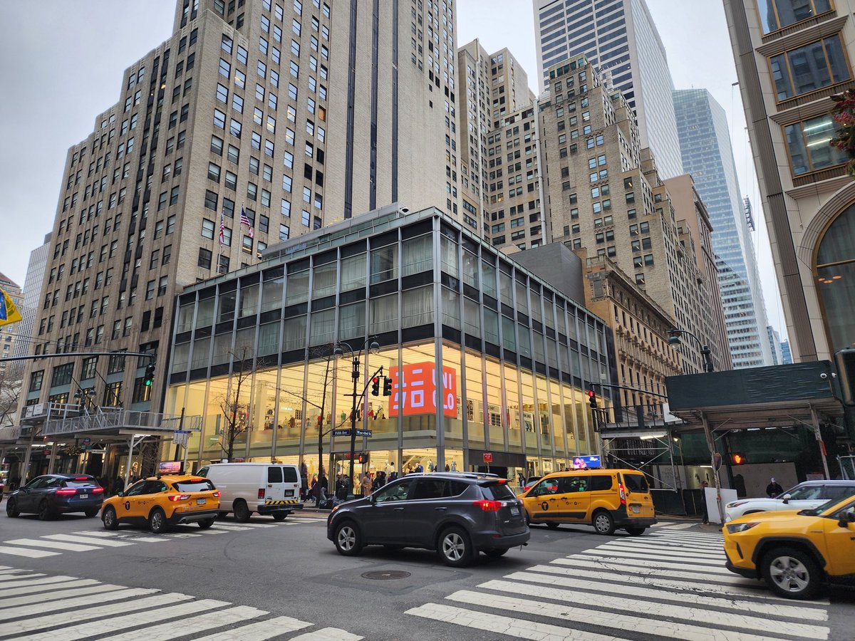 stanleymwc's tweet image. The new Uniqlo stinks...old pipe stench throughout... #NYCProblems