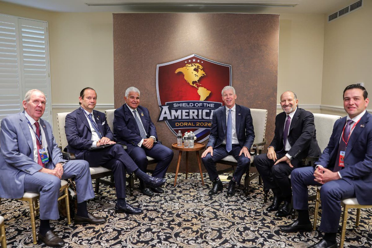 presidenciapma's tweet photo. El presidente @JoseRaulMulino sostuvo un encuentro con el secretario de Comercio de EE. UU., Howard Lutnick (@howardlutnick), y el secretario de Energía, Chris Wright (@SecretaryWright), para conversar sobre proyectos que impulsan a Panamá como centro energético regional.

Se presentaron avances de la interconexión eléctrica con Colombia y del gasoducto por el Canal de Panamá, iniciativas que fortalecen el liderazgo del país como hub logístico global.

Seguimos trabajando para impulsar proyectos estratégicos que generen más oportunidades para los panameños. 🇵🇦✨

#ConPasoFirme