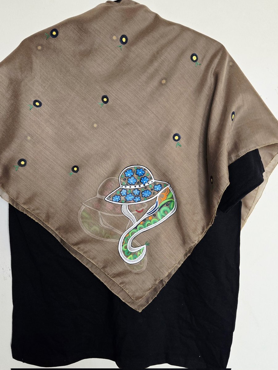 fusionart96's tweet image. Wearable art, timeless elegance.Two canvases, one scarf. Reversible art for the woman who refuses to be one-dimensional.handpainted scarf #ReversibleScarf #HandPaintedScarf #TwoInOneStyle #WearableArt #DoubleSided #FashionInnovation #ElegantLady #ScarfStyling #ArtFashion #SilkSca