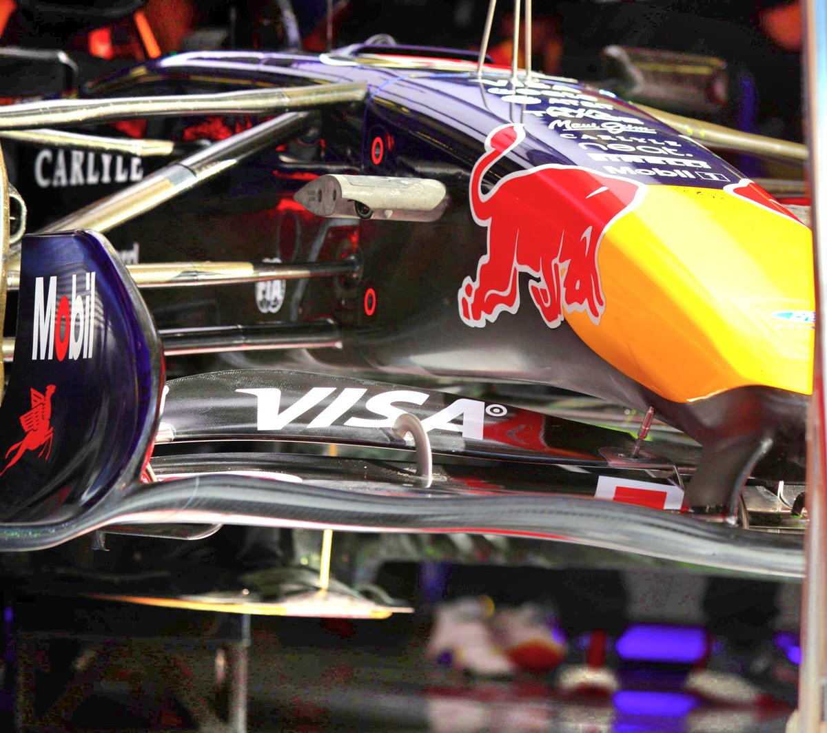 RBR's SLM set up
Thx to <a href="/XPBImages/">XPB Images F1</a>.
Inside the nose is a unit that both hydraulically pushes down the flaps &amp; finely adjusts the flap angle, with a splined tool through the access hole.
NB the rocker set-up is guesswork, there must a return spring too.
#F1 #F1tech <a href="/xavigazquez/">Xavier Gàzquez</a>