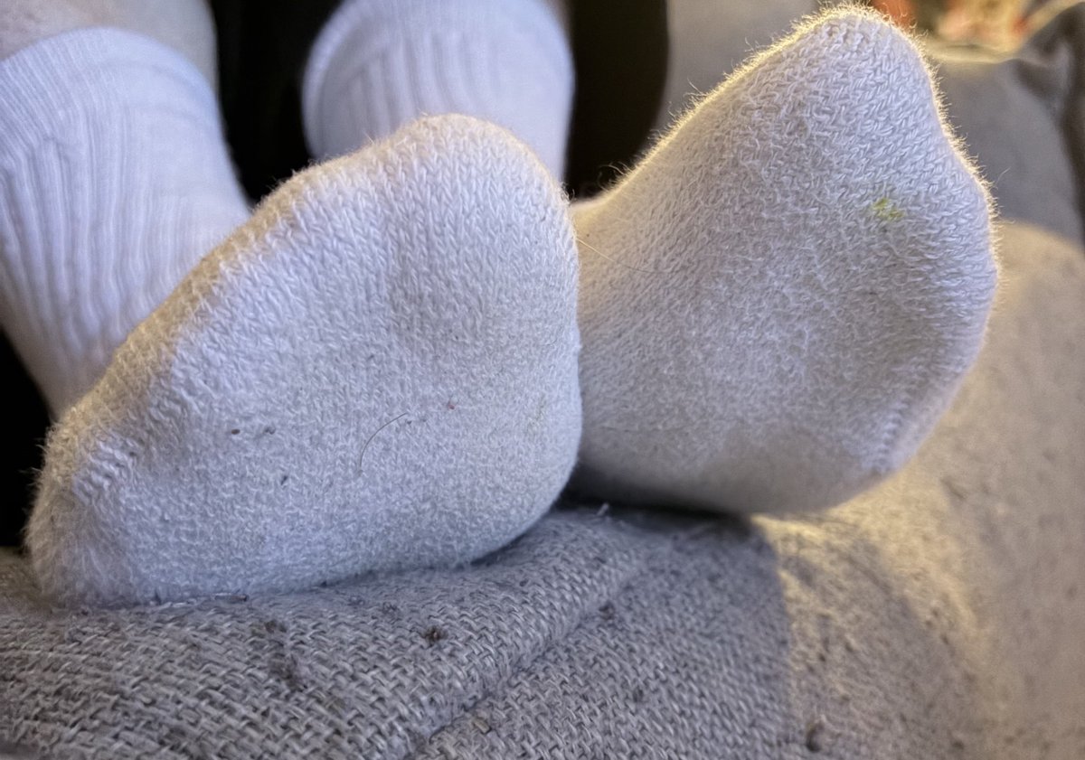 Ce soir je suis trankill chez moi. Il manque plus qu’un larbin pour s’occuper des mes chaussettes puis de mes pieds
