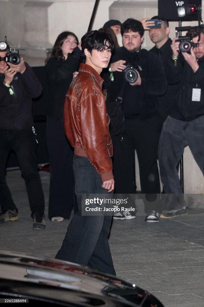 Just a quick walk before heading inside. Another night, another runway waiting behind those doors, by wearing this brown leather jacket tonight, something simple but strong. I like how it feels classic, a little bold, perfect for a night like this. I’ll See you guys on the show!