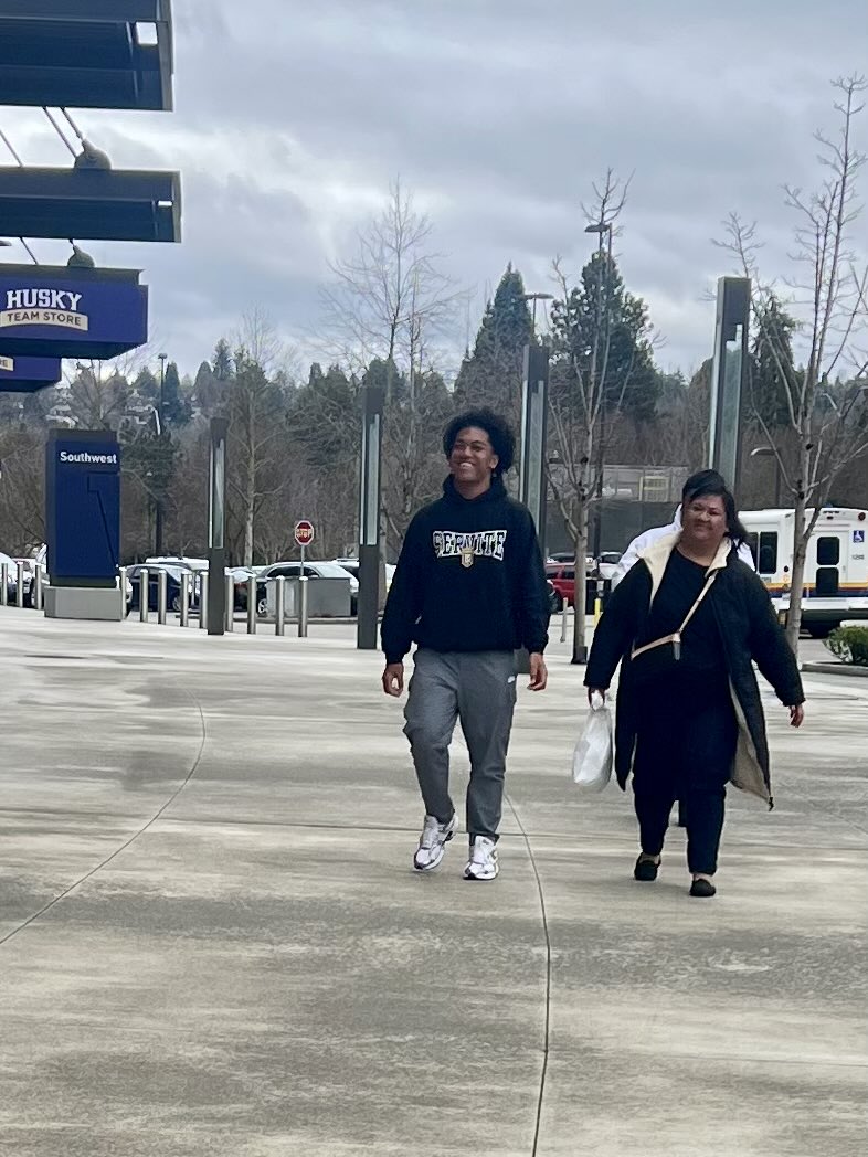 ScottEklund's tweet photo. 2027 Servite LB @IsaiahLeilua is here for @UW_Football Junior Day… #Montlake @Dawgman247 @Chris_Fetters @KimGrinolds @aaronwbeach https://t.co/pugf0ZZ3jn