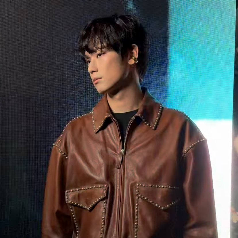 Waomink's tweet photo. Like seriously…
How can s.o be this cool and cute at the same time 🧑🏻‍🎤

JUYEON FOR BALENCIAGA PFW
#JUYEONxBalenciaga #JUYEON #주연 https://t.co/QwWDAZhgC9