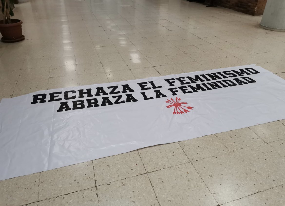 Treinta fascistas encapuchados entraron el viernes de manera violenta en la facultad de Políticas de la Complutense y dejaron  estos mensajes reaccionarios.

¿Que por qué hay que salir a la calle este 8M? 

Aquí tenéis otro motivo 

politicasysociologia.ucm.es/noticias/comun…