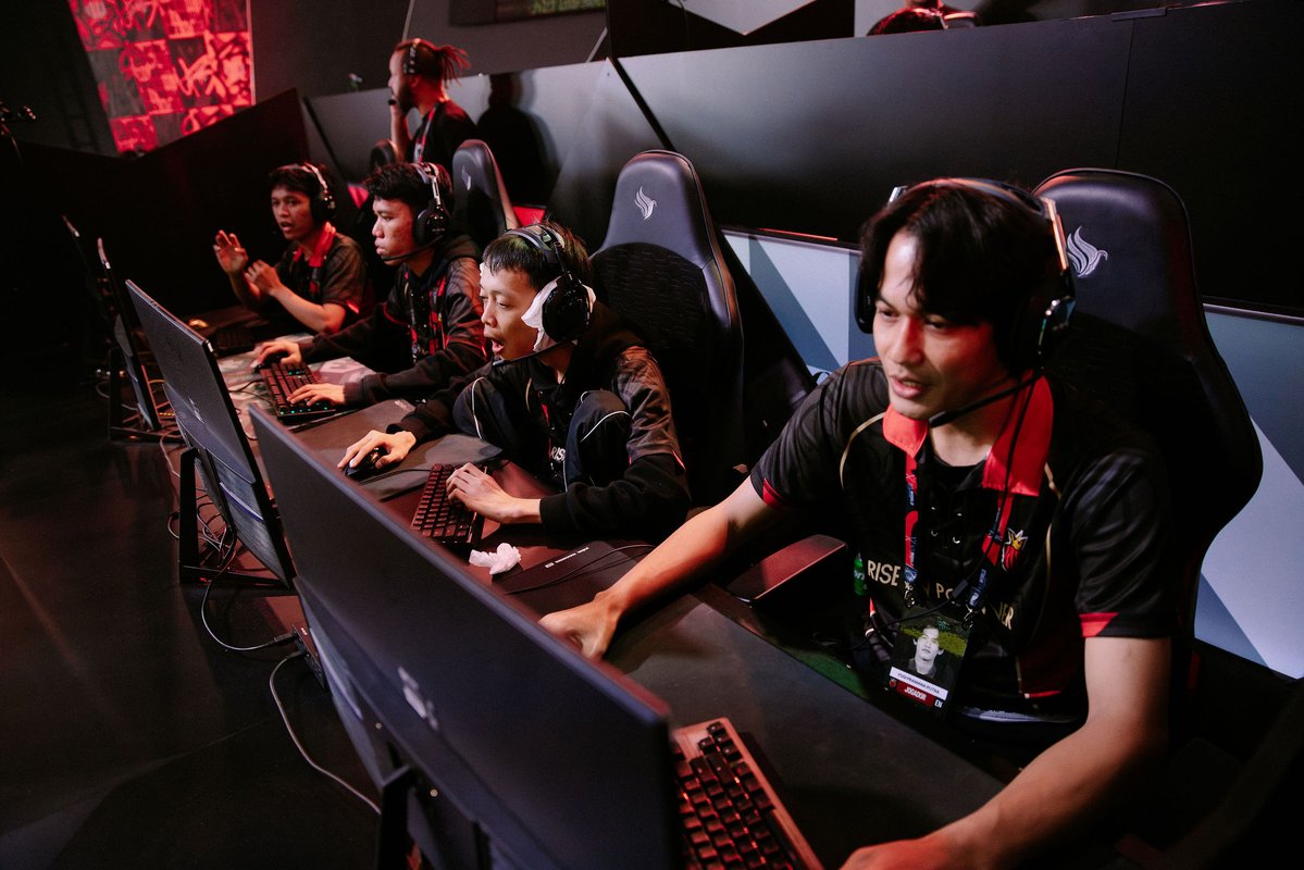 O respeito não é apenas sobre o que acontece dentro do servidor, é sobre o tamanho do palco que construímos. Quando a <a href="/liganfa/">Liga NFA</a>  traz a Rise In Power de Bangladesh para o Brasil, ela mostra que o emulador não tem fronteiras. 

EMULADOR MERECE RESPEITO