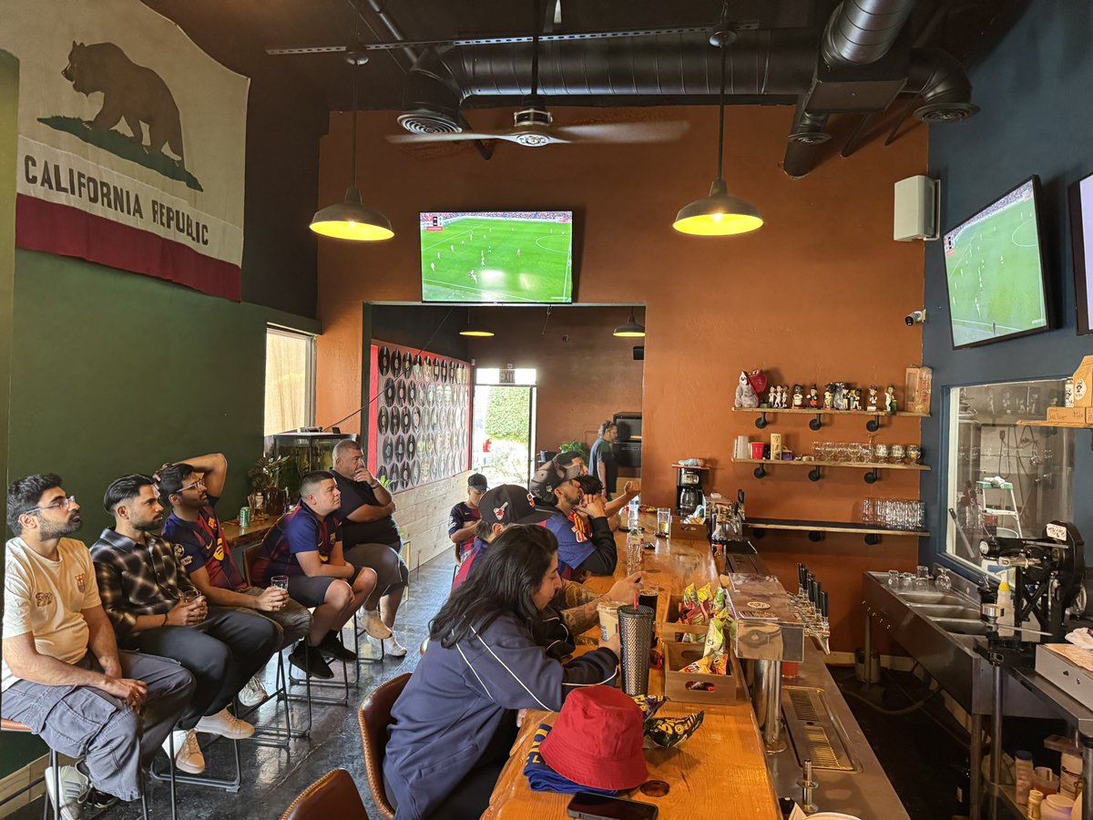 fcb_fresno's tweet photo. Saludos de La Penya Blaugrana de Fresno! Un fuerte abrazo amigos! VISCA BARÇA! 💙❤️@ESPNMarioKempes @mauriciopedroza @fernandopalomo @RichardMendezTV @DonBisca @moillorens @Rortiz_ESPN @ESPNDeportes @LaLiga #LALIGAxESPN #AthleticBarça https://t.co/nvX0zyYyVu