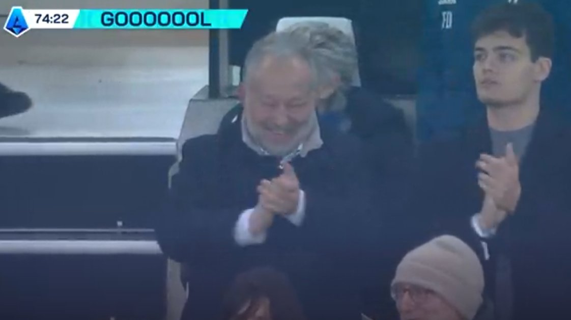 GiuseLatorraca2's tweet image. Chi è il ragazzo affianco ad un #ferrero clamorosamente attivo e feliice? #juvepisa 3-0  #juventuspisa #forzajuve