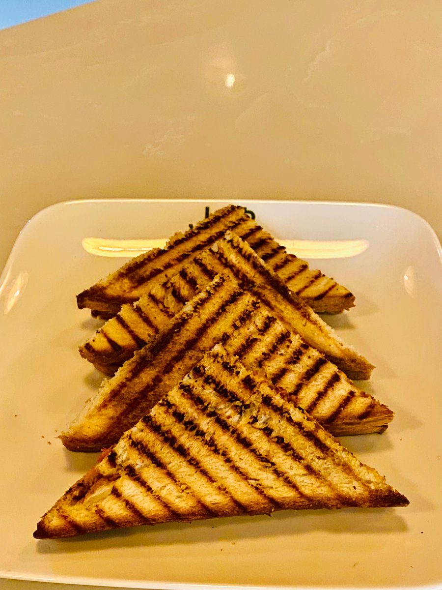 Not_Ur_Captain's tweet image. When life questions me, I answer with food. Because taste is the only truth that never betrays.❤

Tiramisu Latte with chicken tikka sandwich🧡
#LateNightCraving #MeTime