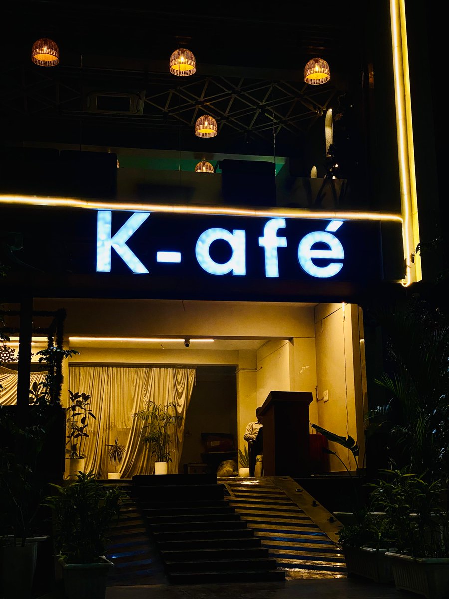 Not_Ur_Captain's tweet image. When life questions me, I answer with food. Because taste is the only truth that never betrays.❤

Tiramisu Latte with chicken tikka sandwich🧡
#LateNightCraving #MeTime