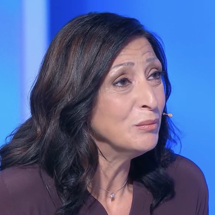 frabiziovalerio's tweet photo. Ma con che coraggio lo ha tradito? 
Lui è pure un bell’uomo #CePostaPerTe https://t.co/Jk3yJk1lX8
