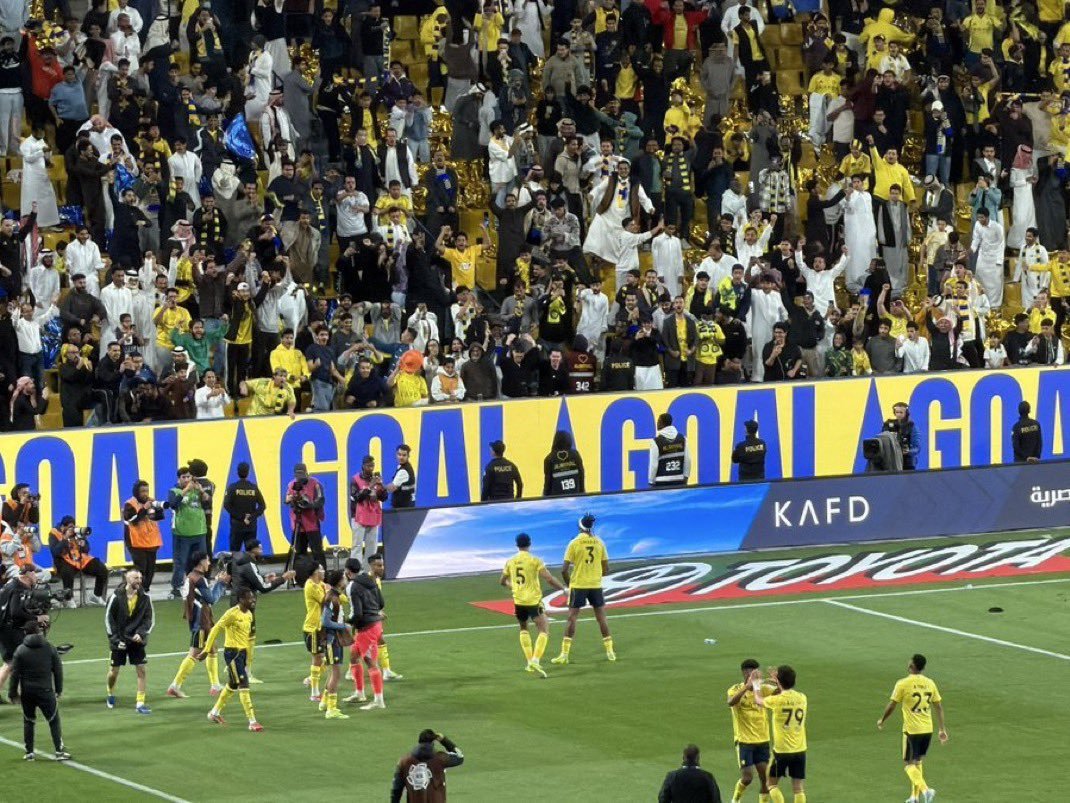 اكتر فريق يستحق روشن هو النصر... احسن لريق بيقدم كورة ممتعة هو النصر.. اكتر فريق عنده صلابة دفاعية هو النصر... اكتر فريق تطور عن كل نسخه السابقة هو النصر... ف الف مبروك للنصر الصدارة وان شاء الله ابطال روشن 💛🤝🏻