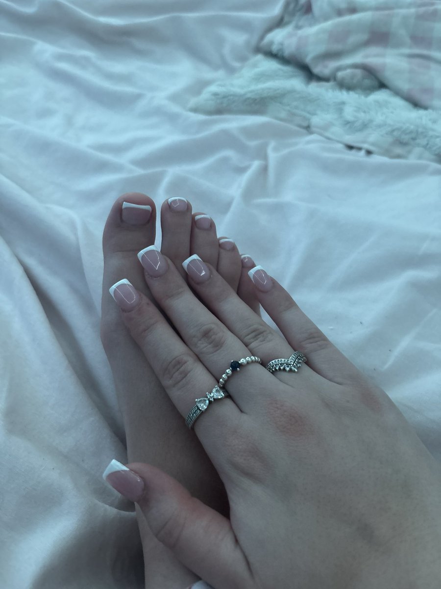 UrPrincess_xo's tweet photo. someone worship my feet 😍 https://t.co/22try4jYxY
