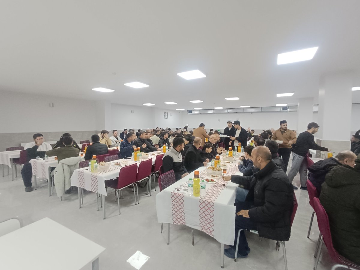 İlçemiz esnaflarından Tahsin Dikici beyefendinin Veysel Karani Medresesi’nde vermiş olduğu iftar yemeğine katıldık. Bu mübarek Ramazan akşamında bir araya gelerek kardeşlik ve dayanışma soframızı paylaştık. Nazik daveti ve misafirperverliği için kendisine teşekkür ediyorum.