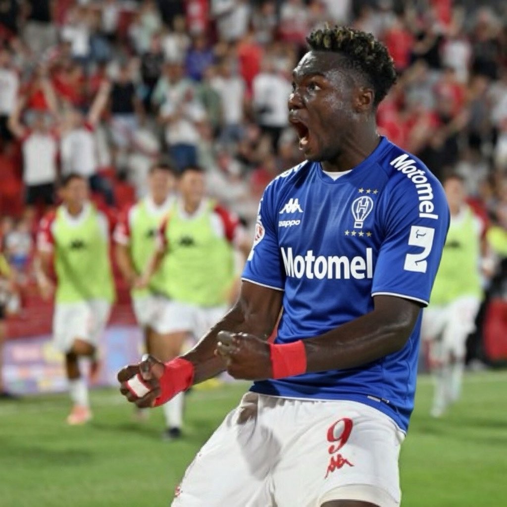 ¿por que es tendencia HURACAN? tweet media