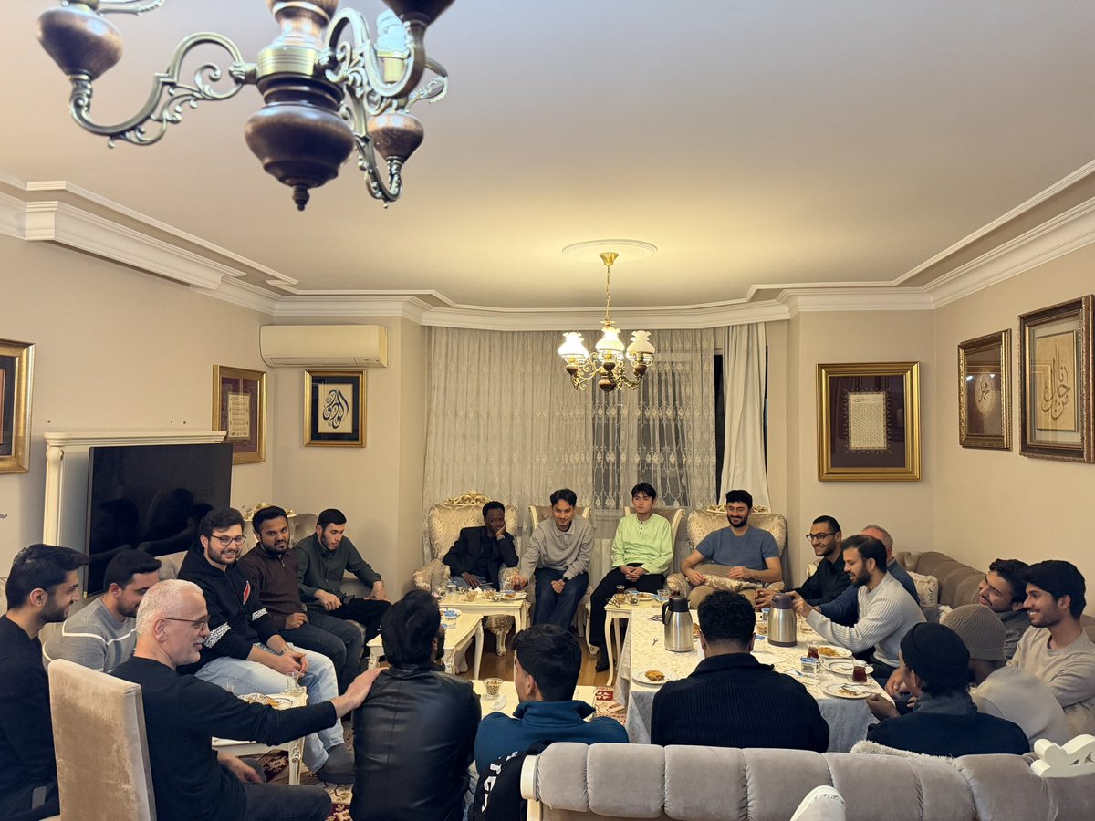 #Millet #olmak, farklı coğrafyalarda yaşasak bile aynı inanç mefkuresine sahip olabilmektir.
Bugün iftarımızı; ülkemizde farklı alanlarda akademik çalışmalar yapan Endonezya, Togo, Pakistan, Çad, Tayland, Mısır, Nepal, Etiyopya, Hindistan, Suriye ve Arakan’lı dostlarımızla yaptık