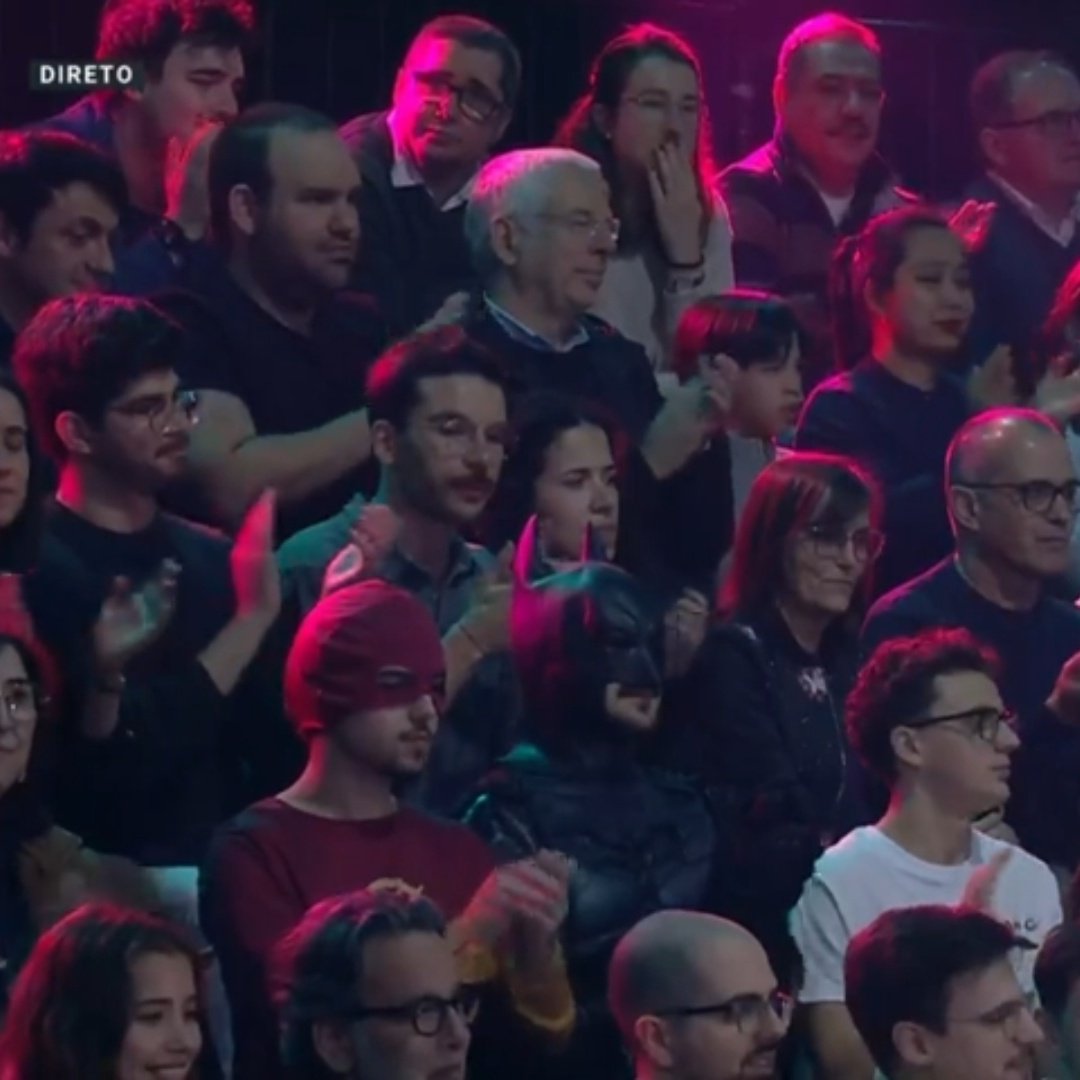 EU NÃO ACABEI DE VER O FLASH E O BATMAN NO FESTIVAL DA CANÇÃO É IMPOSSÍVEL