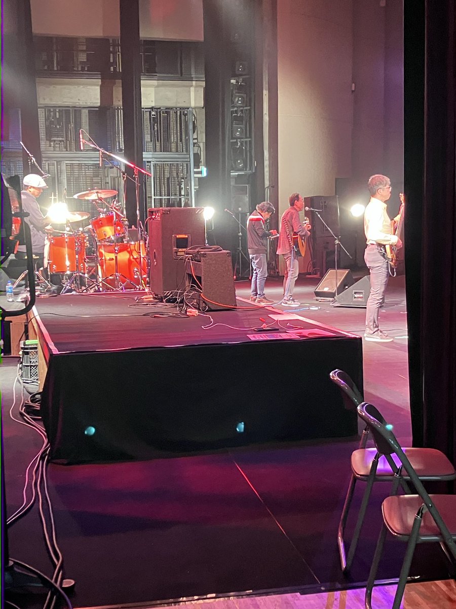 fQpbraaZcsOp2db's tweet photo. 昨日のリハ。
リハでも緊張🤣
泣いても笑っても、本日本選❗️会場のお客様と審査員の皆様に、我々の唄が届くように精一杯顔晴る👍 https://t.co/8jXBuTY9NJ