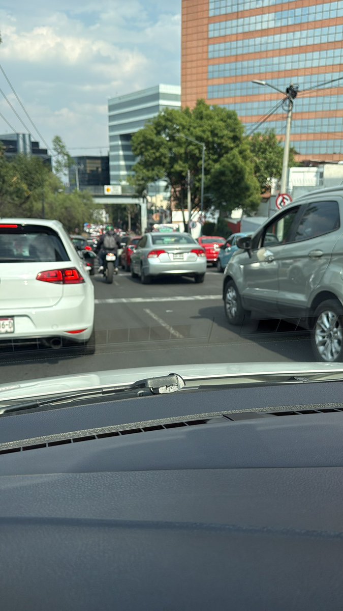 ROMIS2000's tweet photo. @SSC_CDMX @UCS_GCDMX @OVIALCDMX @ClaraBrugadaM El tráfico asqueroso, los contaminantes subiendo, la autoridad dormida, la Picacho Ajusco en caos. https://t.co/eTabaAimyA