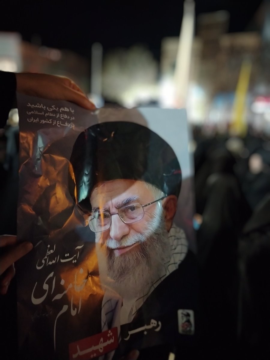 این جمعیت فقط یک پیام دارد:
ما به عشق رهبرمان آمده‌ایم و تا آخر پای این راه می‌ایستیم.
#لبیک_یا_خامنه_ای 
#تا_پای_جان_برای_ایران
#برای_ایران