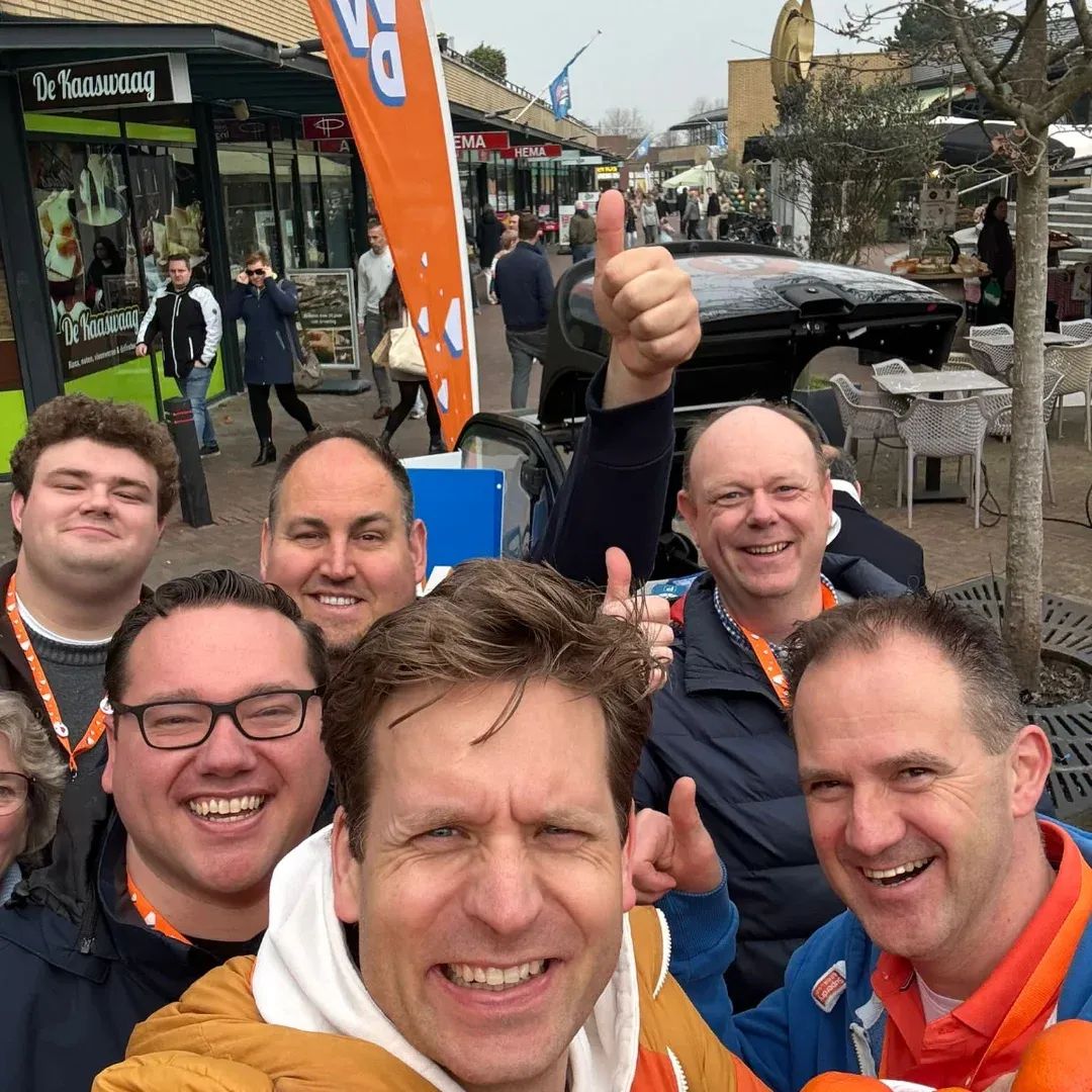 Een gezellige middag in het centrum van Berkel en Rodenrijs met minister Vincent Karremans! ☕🍊

Karremans: "Ik woon hier vlakbij, maar was hier nog nooit geweest. Wat een leuk centrum! En op 18 maart gaan we natuurlijk stemmen op de leukste partij." 🧡💙