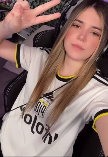 #IntegracionPollitos

Hola, me presento JAJA me llamo Patricia, tengo 24 años y soy de México, llevo varios años ya siguiendo a Rivers pero desde hace unos meses ando intentando entrar en la comunidad.