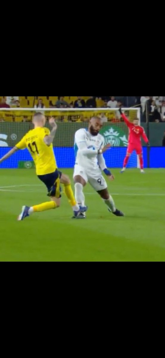 نادي مدعوم سبعه مليار ويمشي بمساعدة الحكام والله عيب دوري كذا فاحت ريحتكم