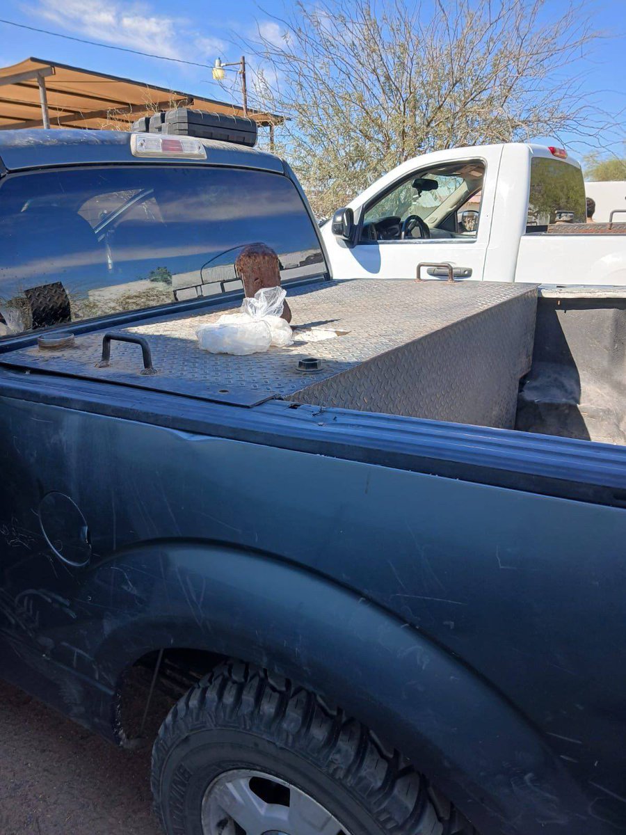 AlfonsoDurazo's tweet photo. Como parte del operativo Frontera Segura, la Guardia Nacional y el Ejército Mexicano aseguraron más de 500 kg de narcóticos, presuntamente cristal, en el Puesto Militar Cucapah, con la detención de tres personas.
Seguimos trabajando en coordinación con las fuerzas federales para fortalecer la seguridad y la tranquilidad de las familias sonorenses.