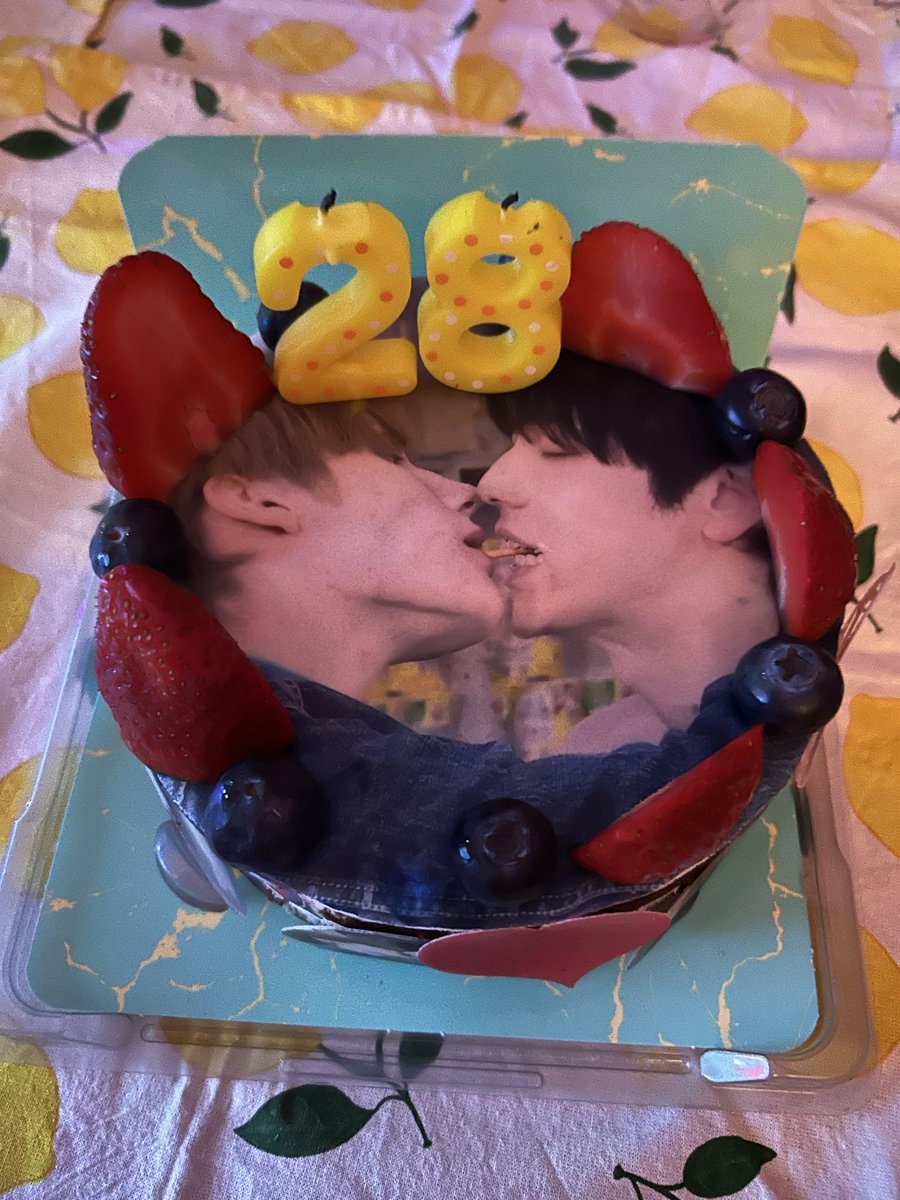 EL PASTEL DE CUMPLE QUE ME HAN HECHO MIS AMIGAS ESTOY LLORANDO