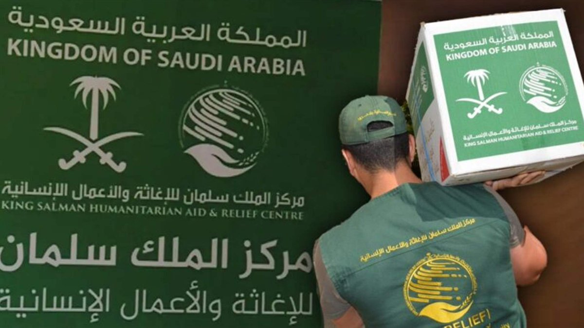 mdbarakat's tweet photo. لا جديد... ومنذ عشرات السنين... وبهدوء، تأتي المملكة العربية السعودية أوّلاً لتضميد مآسي اللبنانيين. بلا وكلاء، ولجميع الطوائف وعبر الدولة اللبنانية، بلا أجندات سياسية:
إعلان الهيئة العليا للإغاثة في لبنان تقديم مركز الملك سلمان مساعدات غذائية وإيوائية لعشرة آلاف من متضرّري تصدّعات طرابلس، وللنازحين بسبب الأحداث الأخيرة، يثبت للمرّة الألف أنّ من رعى اتفاق الطائف ما زال يشعر بأوجاع لبنان ويقف إلى جانب شعبه ودولته... الدولة... الدولة.