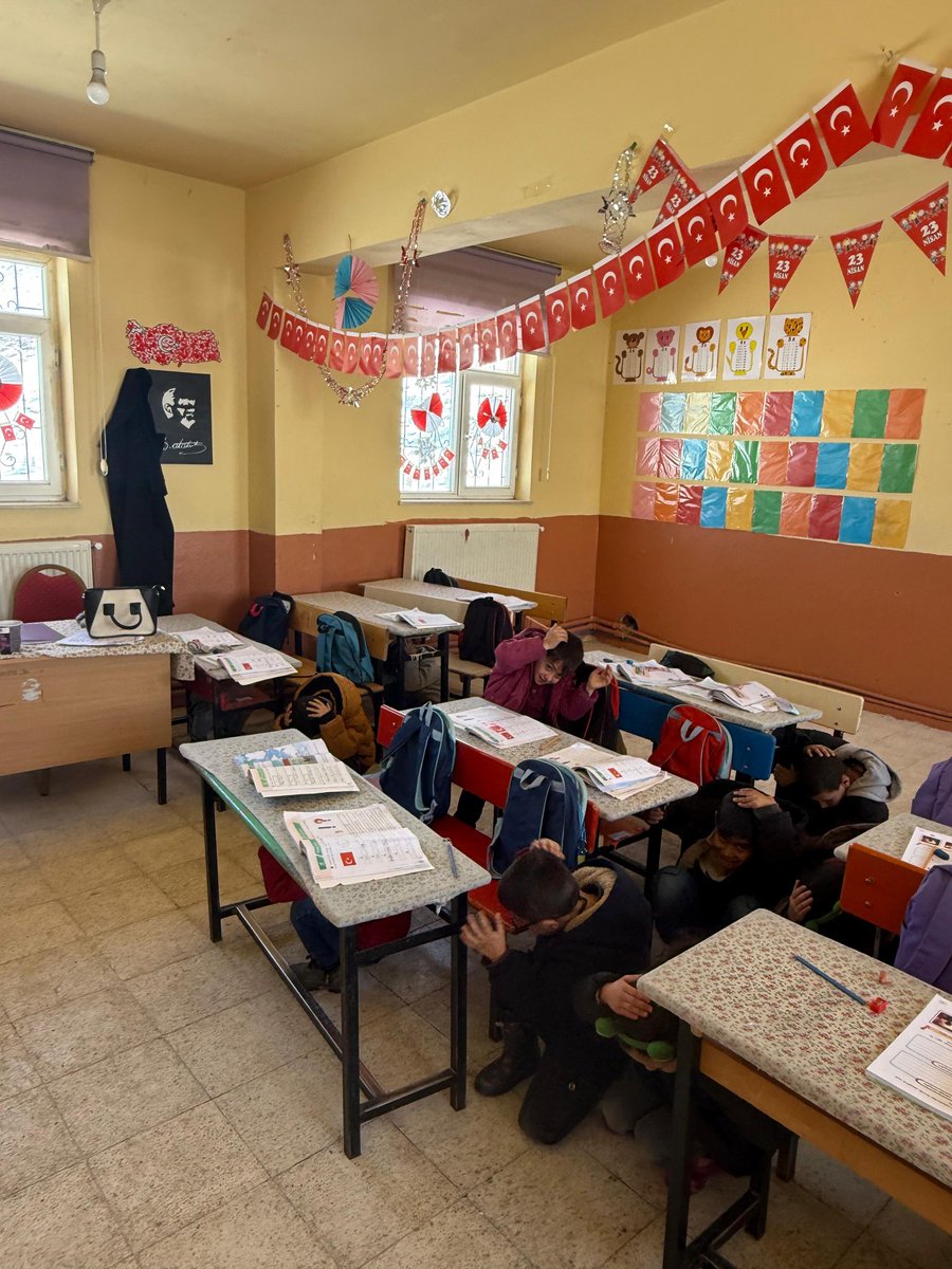 Alakoclu04's tweet photo. Deprem Haftası kapsamında okulumuzda deprem tatbikatı gerçekleştirdik.
Öğrencilerimizin olası bir deprem anında doğru ve bilinçli hareket edebilmesi için öğretmenlerimiz eşliğinde güvenli tahliye uygulaması yaptık. 
#depremtatbikatı #depremhaftası
@Ahmetkaya0404 @taslicaymem https://t.co/IibcyEn7OZ
