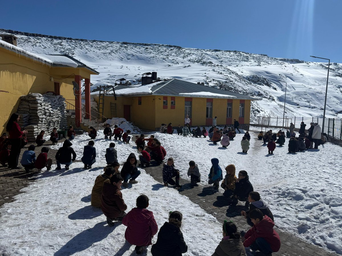 Alakoclu04's tweet photo. Deprem Haftası kapsamında okulumuzda deprem tatbikatı gerçekleştirdik.
Öğrencilerimizin olası bir deprem anında doğru ve bilinçli hareket edebilmesi için öğretmenlerimiz eşliğinde güvenli tahliye uygulaması yaptık. 
#depremtatbikatı #depremhaftası
@Ahmetkaya0404 @taslicaymem https://t.co/IibcyEn7OZ