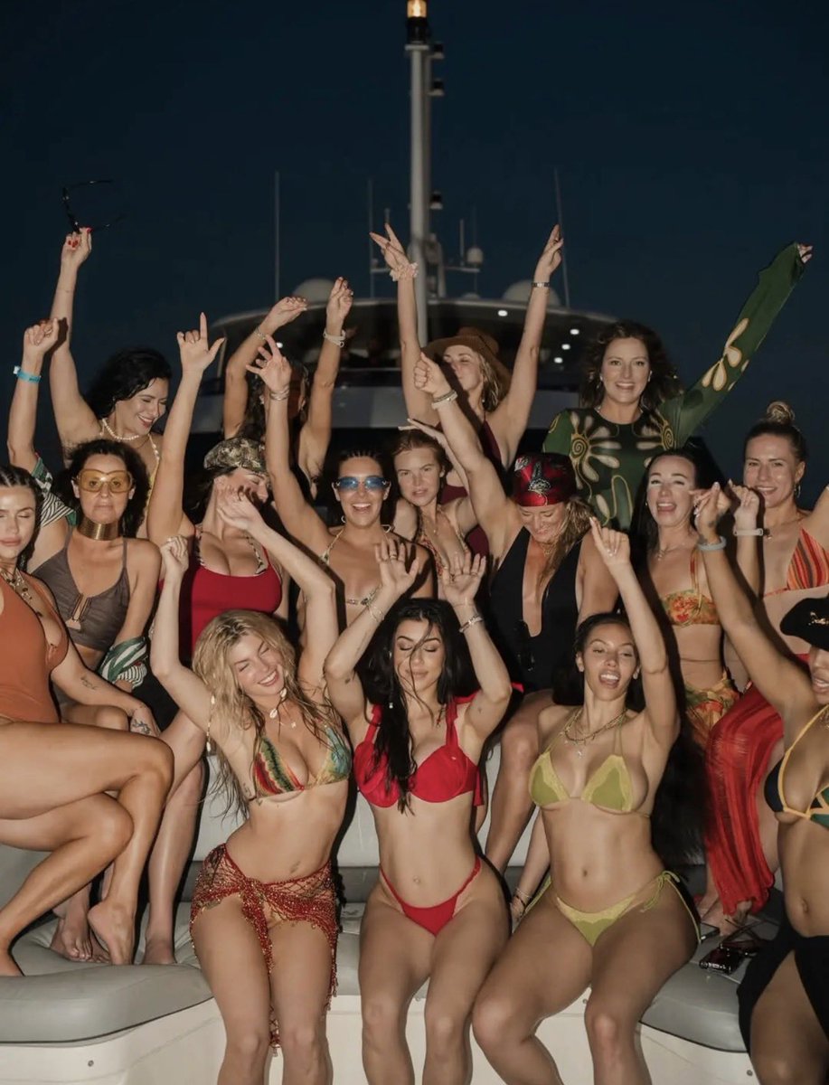 CollegeFBPortal's tweet photo. What happened on that boat? https://t.co/aPaVLKWMHQ