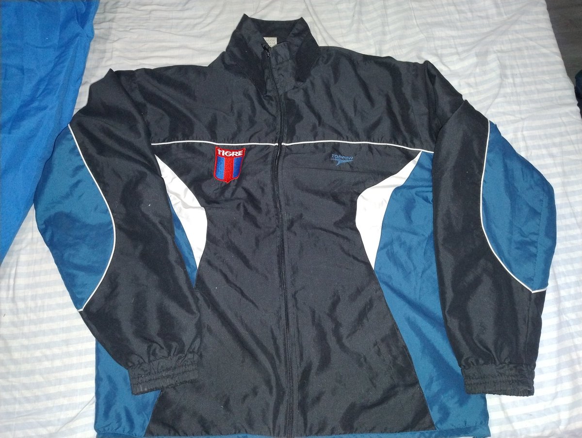 valentinotigre's tweet photo. Parece más trucha que una campera trucha pero es original (y de utilería). 
Raro ver la marca del lado del corazón y el escudo del otro lado, no debe haber pasado muchas veces https://t.co/hC8fmUYMRP