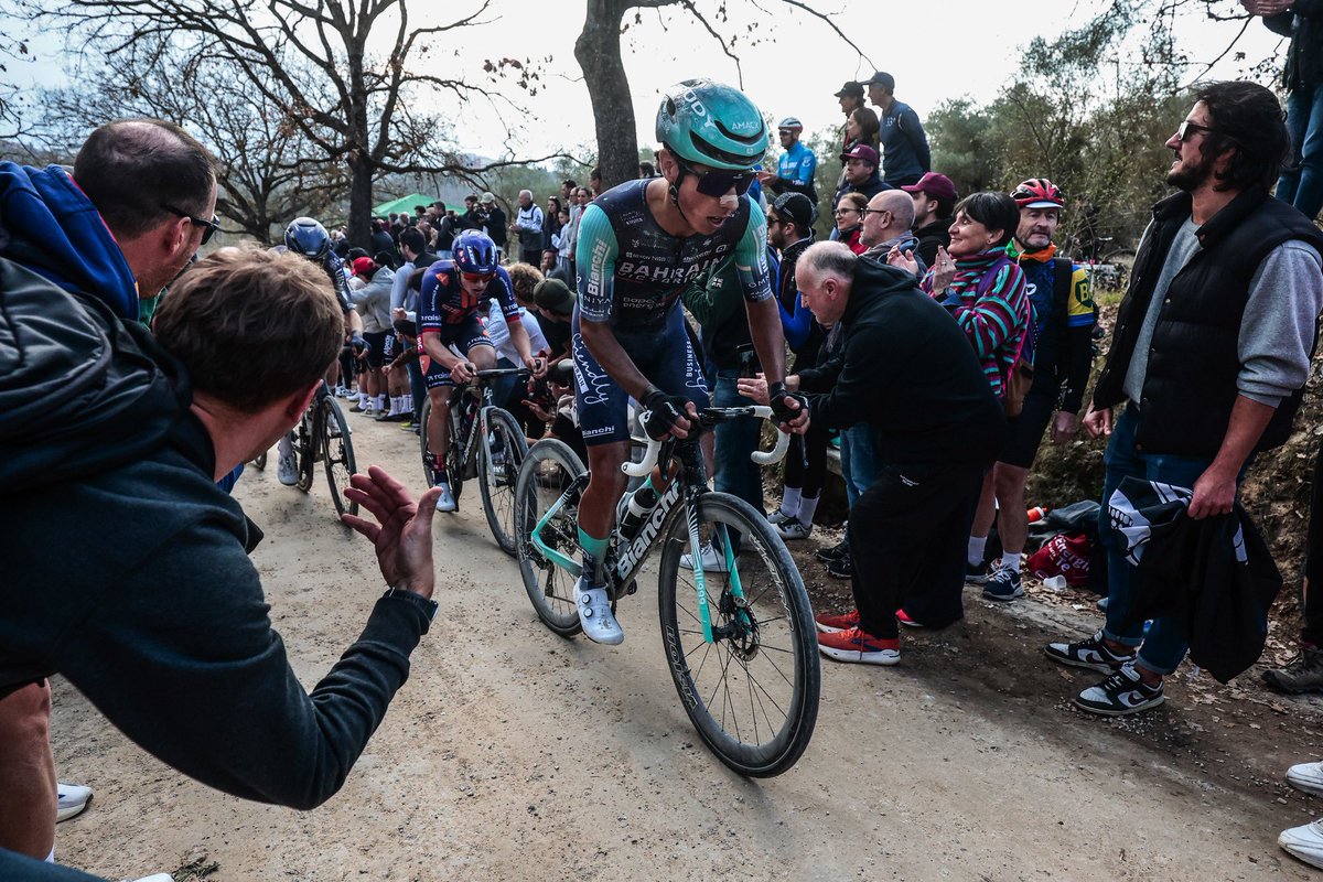 BHRVictorious's tweet photo. 🇮🇹 #StradeBianche 

Dust &amp; gravel sectors. A brutal day on the white roads of @StradeBianche 

#RideAsOne

📸 @SprintCycling https://t.co/uE6a3K2Fqw